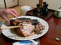 まぐろのかぶとを店主が小分けしてくれた。脂が乗ってて美味かった。