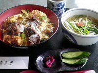 朝飯、ぼっかけ丼定食。やはり関西のうどんは色も味もうすい。