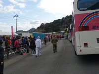 右手のバスの中で待機。普通に行けば場所は取れる。雨が降ったら早めに行ったほうが良い。